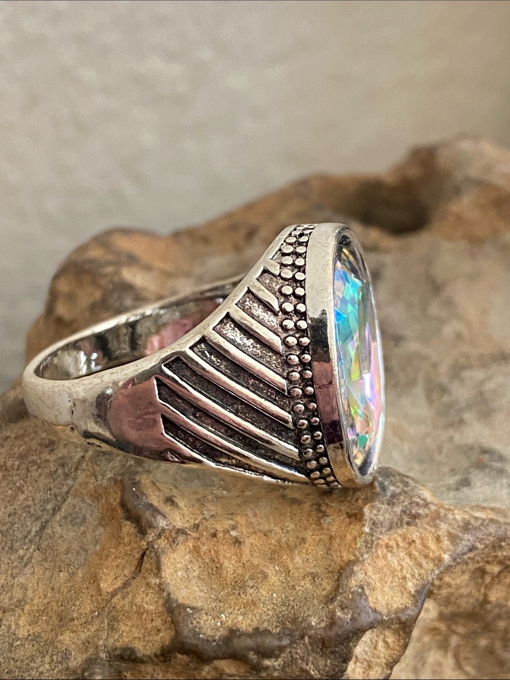 5/$10❤️❤️❤️NEW Ornate Design Faceted Iridescent Acrylic Cabochon Ring - Picture 6 of 6
